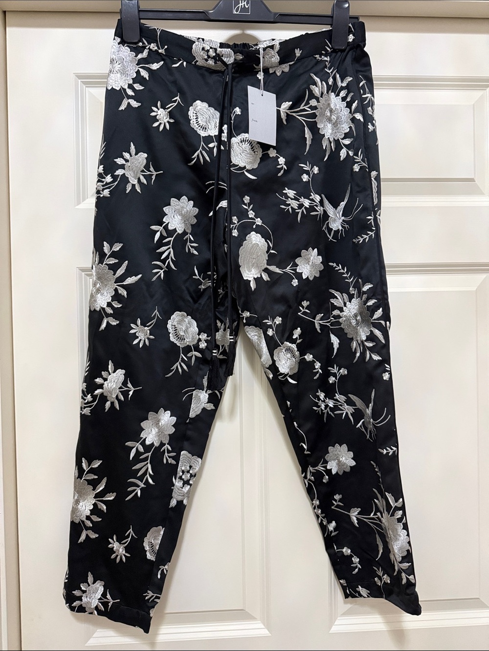 Natori Miyako Black Floral Satin cropped Pants, embroidered pattern S M
